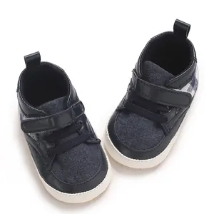 Vue détaillée en plongée de chaussures de marche antidérapantes bleu marine pour bébé