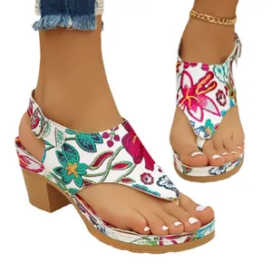 Florale bestickte Zehensandalen mit Blockabsatz und Knöchelriemen für den Sommerlook