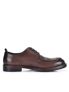 Perfil lateral de zapatos de negocios de cuero marrón hechos a mano para hombres elegantes