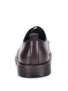 Primer plano de la vista trasera de zapatos de vestir de cuero marrón para hombres