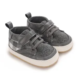 Détail des chaussures de marche pour bébé à carreaux gris avec doubles velcros
