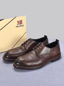 Detalle de zapatos Derby de cuero marrón hechos a mano con acabado de textura premium