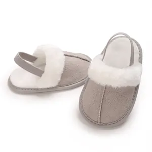 Nahaufnahme von grauen Babyschuhen mit weißem Kunstfellfutter und Fersenriemen für Komfort.