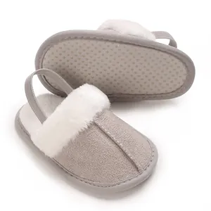 Gemütliche Winter-Hausschuhe für Babys mit warmem Kunstfell und rutschfester Sohle.