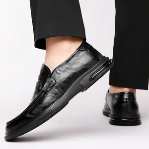 Stijvolle zwarte heren loafers van leer, zakelijk casual met een dikke sportieve zool