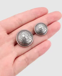 Λεπτομερής μακροεντολή vintage μεταλλικών κουμπιών βρετανικού στυλ με έμβλημα του Παρισιού.