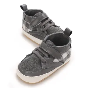 Détail de chaussures de marche pour bébé à carreaux gris et semelles souples