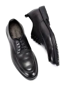 Vista detallada de zapatos de vestir clásicos de cuero negro para hombre estilo inglés