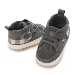 Détail de chaussures de marche pour bébé à semelle souple grise