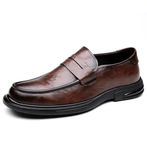 Klassieke bruine lederen loafers voor heren, vintage zakelijke casual stijl op witte basis.