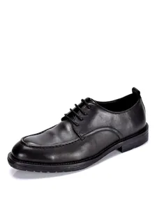 Vista detallada de los zapatos clásicos de cuero negro hechos a mano para hombre