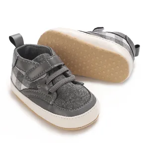 Chaussures de marche pour bébé grises avec semelle antidérapante et détails à carreaux