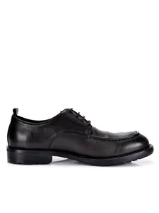 Vista lateral detallada de zapatos Derby de cuero negro para hombre con suela de goma