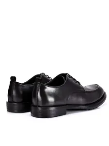 Primer plano de la vista trasera y lateral de zapatos de negocios de cuero negro para hombre