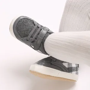 Gros plan de chaussures de marche antidérapantes pour bébé avec semelles souples