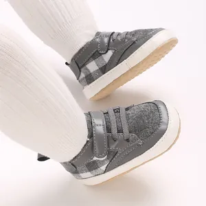 Vue détaillée de chaussures de marche pour bébé en gris avec talon à carreaux