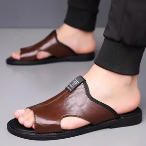 Gros plan de sandales décontractées en cuir marron pour hommes portées par un modèle