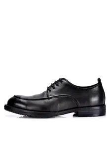 Vista lateral de zapatos de vestir para hombre en cuero negro con suela gruesa de goma