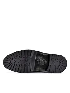 Primer plano de la suela con vira Goodyear de un zapato de cuero artesanal para hombre