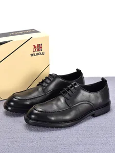 Primer plano de zapatos de cuero negro para hombre estilo británico para negocios.