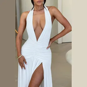 Detailweergave van een witte halter maxi-jurk met diepe V-hals en split voor dames.