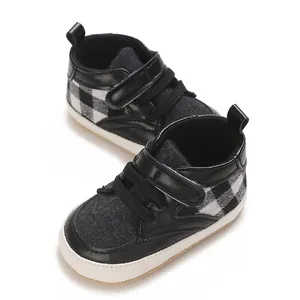 Gros plan sur des chaussures de marche pour bébé à carreaux noirs et blancs