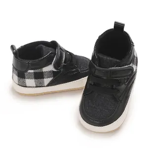 Détail des chaussures de marche pour bébé à carreaux noir et blanc avec bande scratch