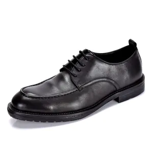 Elegantes zapatos Derby de cuero negro para hombre mostrados en un ángulo de 45 grados