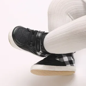 Vue détaillée des chaussures de marche pour bébé à carreaux noir et blanc