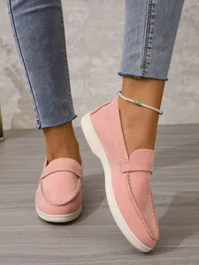 Detailansicht der lässigen rosa Damen-Loafer aus Wildleder mit weicher weißer Sohle