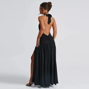 Elegante halter maxi-jurk met blote rug, gerimpelde details en hoge zijsplit