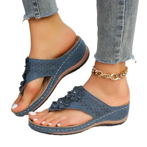 Sandales compensées bleues pour femmes avec fleurs évidées et semelles épaisses pour la plage