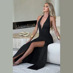 Detail van sexy zwarte halter maxi-jurk met V-hals, hoge split en gerimpeld design