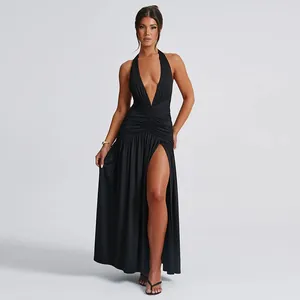 Elegante zwarte halter maxi-jurk met diepe V-hals, hoge split en geplooide taille.