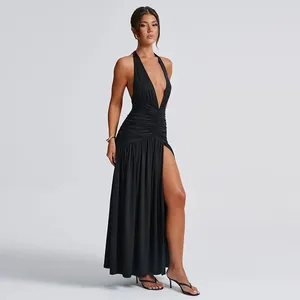 Elegante zwarte halter maxi-jurk met diepe V-hals, gerimpelde taille en een hoge split.