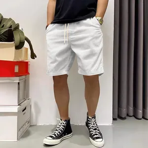 Vue détaillée du short cargo rétro en velours côtelé blanc pour homme avec cordon.