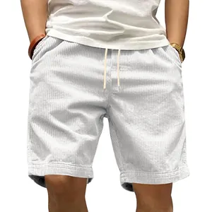 Close-up van een witte corduroy herenshort met fijne verticale textuur en een trekkoordje