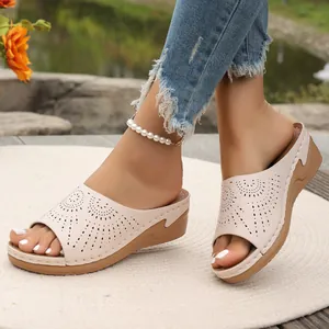 Sandali vintage beige con zeppa per donna caratterizzati da motivi tagliati al laser