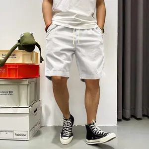 Detail van de lichtblauwe corduroy zomershort voor heren in een casual recht model