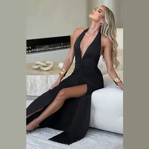Elegante zwarte halter maxi-jurk met V-hals, hoge split en geplooide details voor