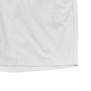 Detailopname van witte corduroy stof en de zoom van een casual herenshort voor mannen