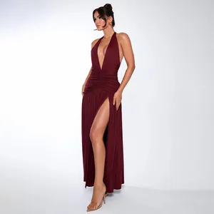 Sexy bordeauxrode maxi-jurk met halternek, V-hals, gerimpelde details en hoge split.