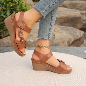 Stylische braune Keilsandalen für Damen mit hohlen Blumendekorationen und Ausschnitten