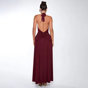 Achteraanzicht van een elegante bordeauxrode halter maxi-jurk met een blote rug