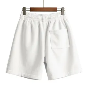 Gedetailleerd overzicht van witte corduroy herenshorts met achterzak en elastische taille