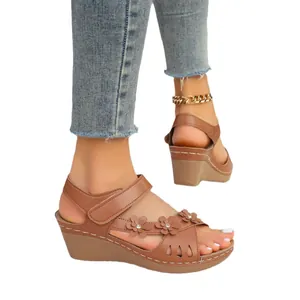 Bequeme Keilsandaletten für Damen mit hohlem Blumendesign und Plateausohle für den Sommer.