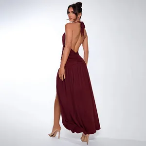 Gedetailleerd overzicht van de elegante wijnrode halterjurk met sexy open rugontwerp