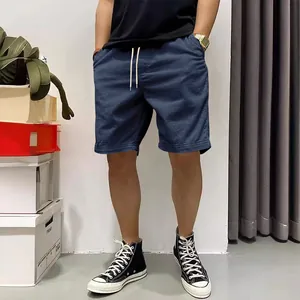 Detailweergave van blauwe corduroy korte broek voor heren met verstelbaar wit trekkoord in de taille
