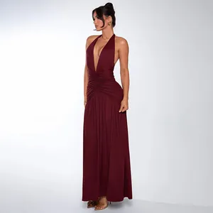 Elegante wijnrode maxi-jurk met halternek, diepe V-hals en geplooide taille afwerking.