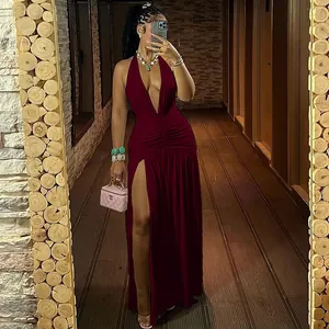 Detailweergave van wijnrode halter maxi-jurk met hoge split en geplooid ontwerp
